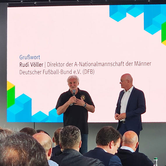 la leyenda del fútbol Rudi Völler motiva a un empresario de turingia