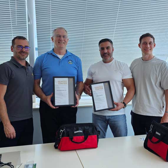 مارك وكمال يستلمان شهادتيهما بعد انتهاء ورشة العمل